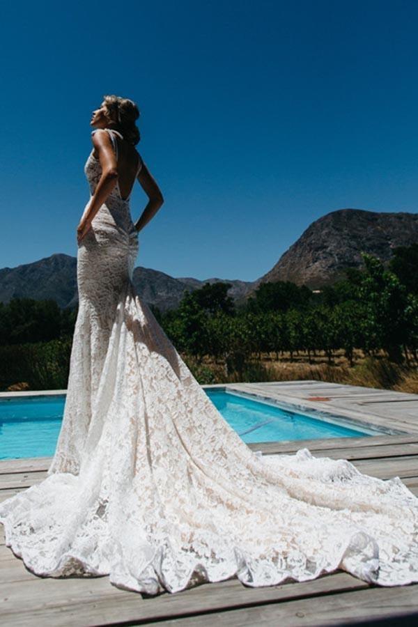 Vestido de Noiva em Renda com Decote em V, Sem Mangas, Franzido, Costas Descobertas e Cauda de Corte