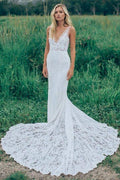 Vestido de Noiva em Renda com Decote em V, Sem Mangas, Franzido, Costas Descobertas e Cauda de Corte