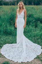 Vestido de Noiva em Renda com Decote em V, Sem Mangas, Franzido, Costas Descobertas e Cauda de Corte