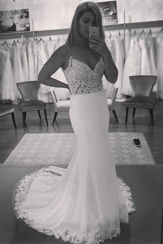 Vestido de Noiva de Praia Vintage com Decote em V, Renda, Cauda de Sereia e Costas Descobertas