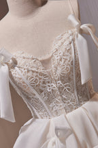 Kurzes Partykleid aus Spitze mit Spaghettiträgern