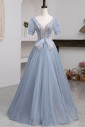 Kurzärmliges, bodenlanges Ballkleid aus Tüll mit Perlen