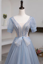 Kurzärmliges, bodenlanges Ballkleid aus Tüll mit Perlen
