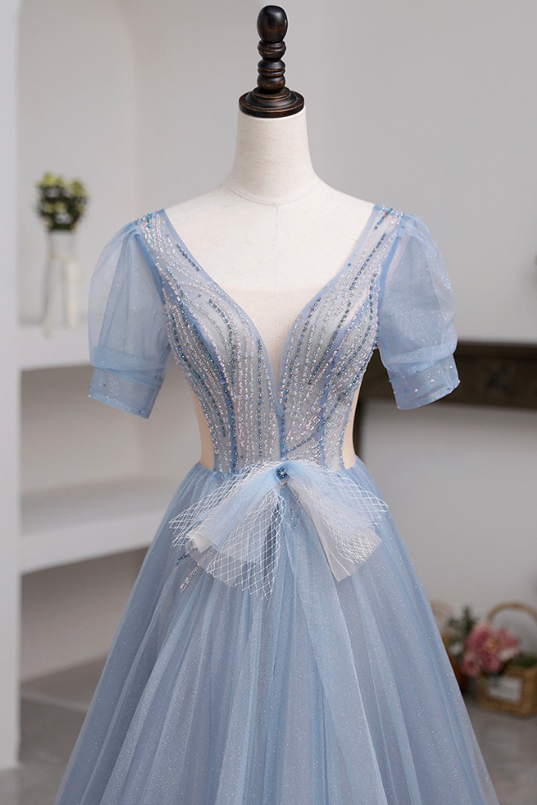 Kurzärmliges, bodenlanges Ballkleid aus Tüll mit Perlen
