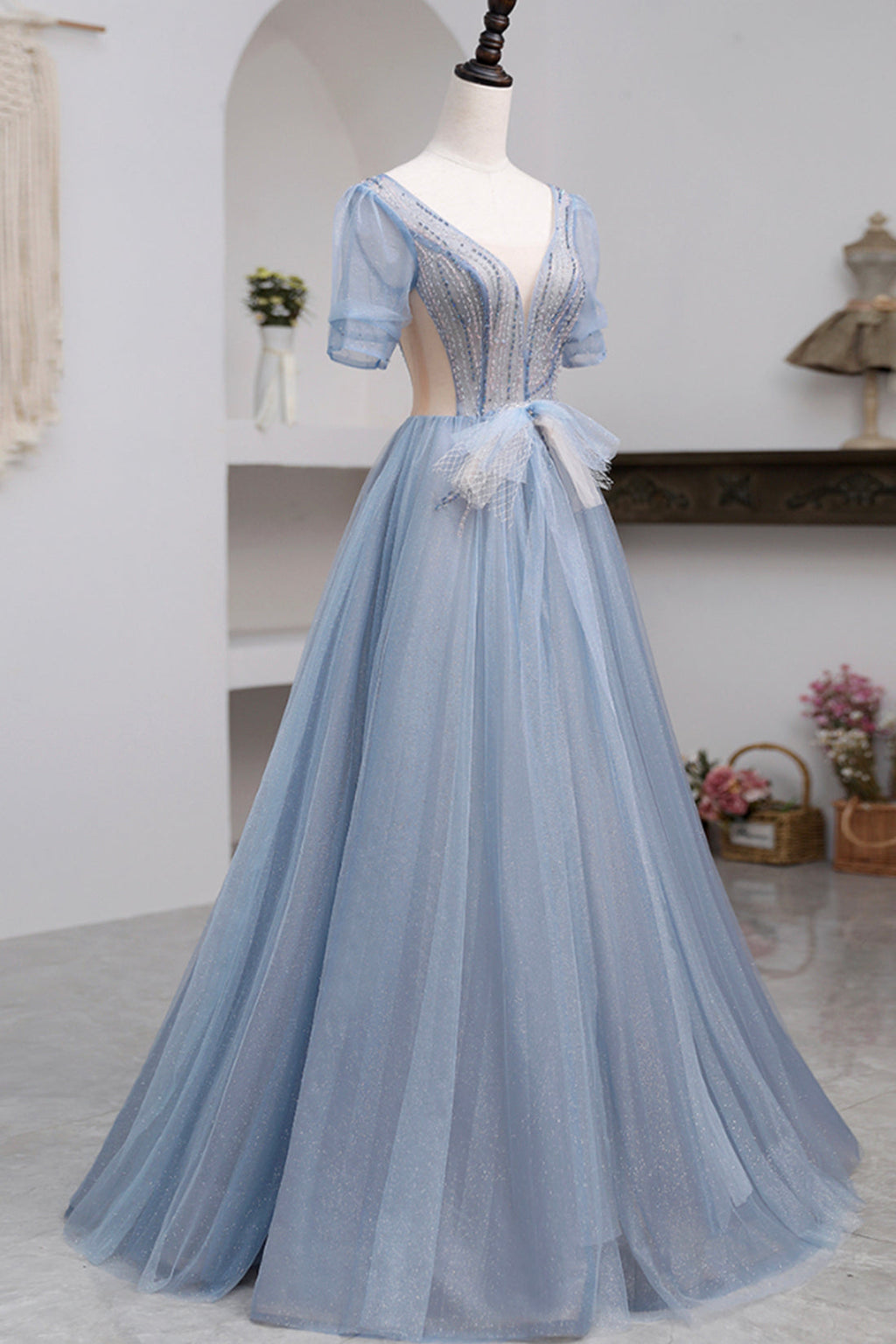 Kurzärmliges, bodenlanges Ballkleid aus Tüll mit Perlen