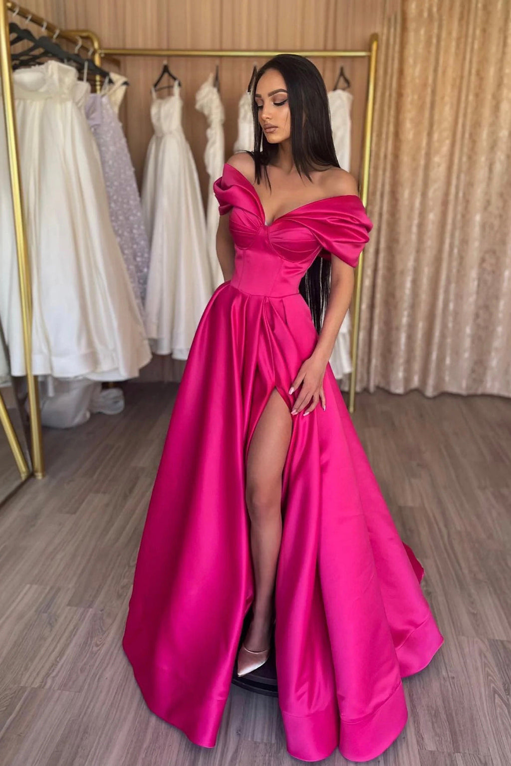 Robe de bal longue en satin rose vif, élégante coupe trapèze à épaules dénudées avec plis et fente