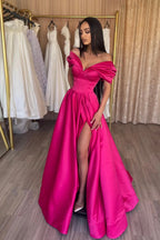 Robe de bal longue en satin rose vif, élégante coupe trapèze à épaules dénudées avec plis et fente