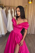 Robe de bal longue en satin rose vif, élégante coupe trapèze à épaules dénudées avec plis et fente
