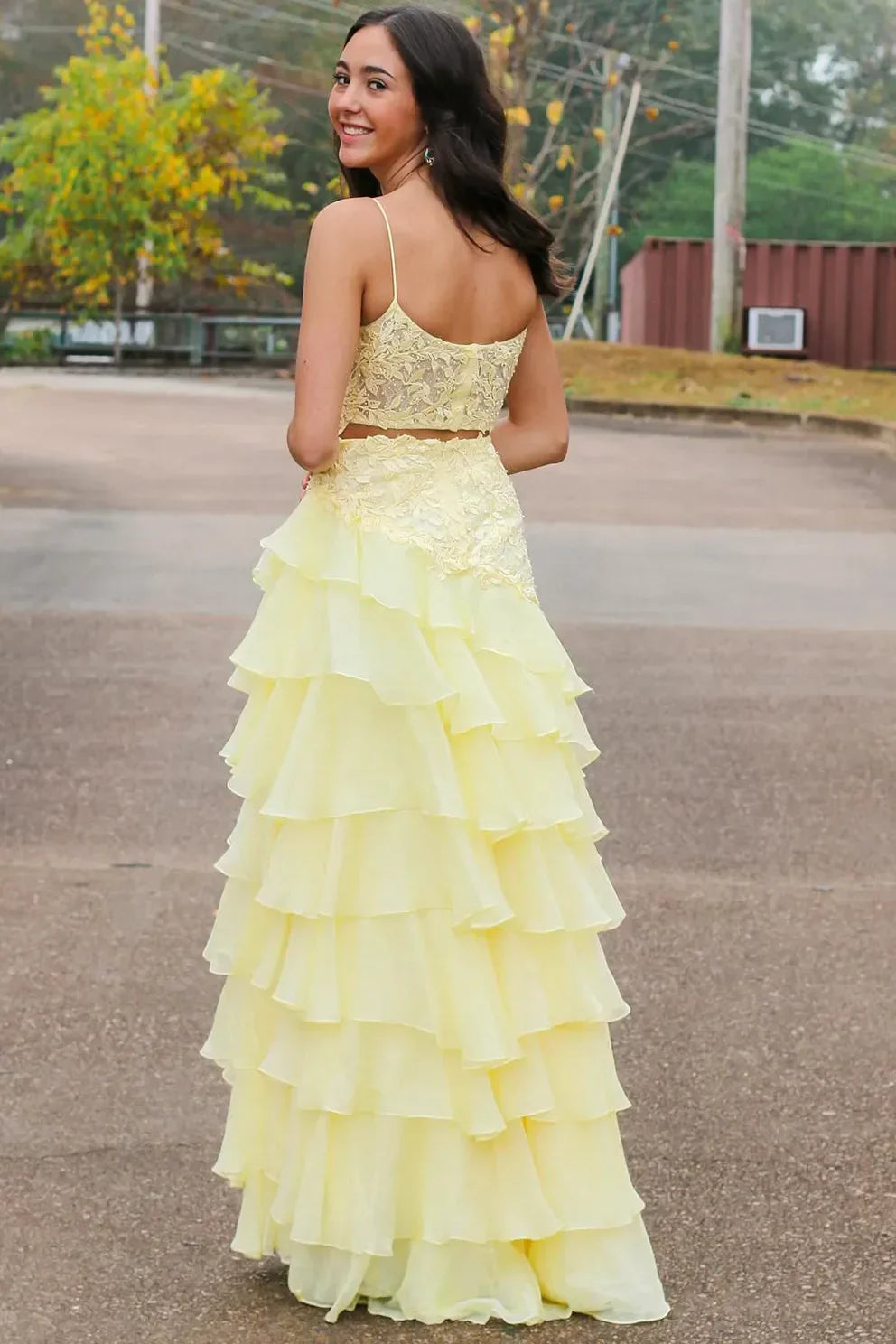 Victorie | Vestido de fiesta de gasa en capas con tirantes finos, a línea, con apliques y abertura