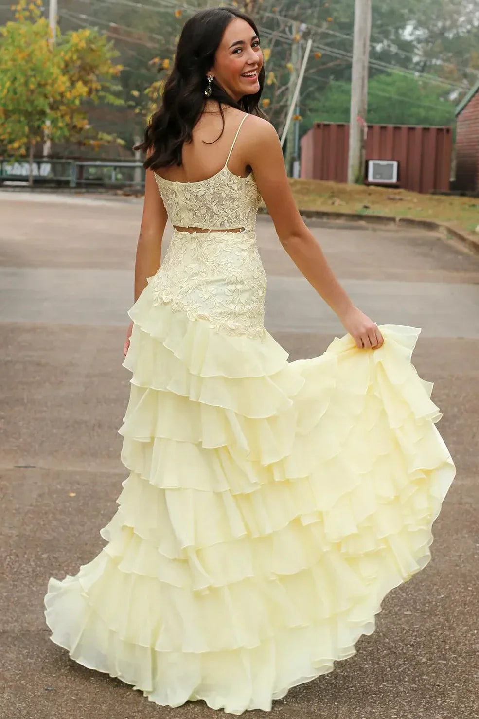 Victorie | Vestido de fiesta de gasa en capas con tirantes finos, a línea, con apliques y abertura