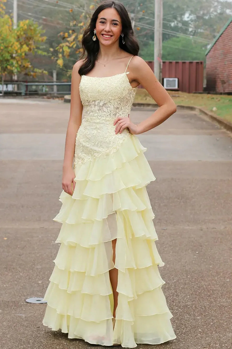 Victorie | Vestido de fiesta de gasa en capas con tirantes finos, a línea, con apliques y abertura
