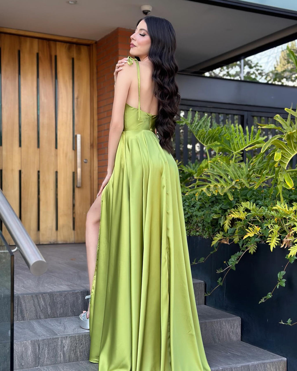 Abito da sera verde vintage in raso a linea ad A, senza spalline e scollato sulle spalle, con balze e spacco