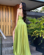 Abito da sera verde vintage in raso a linea ad A, senza spalline e scollato sulle spalle, con balze e spacco