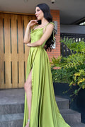 Abito da sera verde vintage in raso a linea ad A, senza spalline e scollato sulle spalle, con balze e spacco