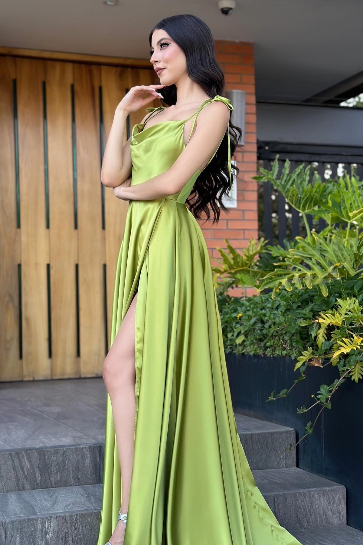 Abito da sera verde vintage in raso a linea ad A, senza spalline e scollato sulle spalle, con balze e spacco