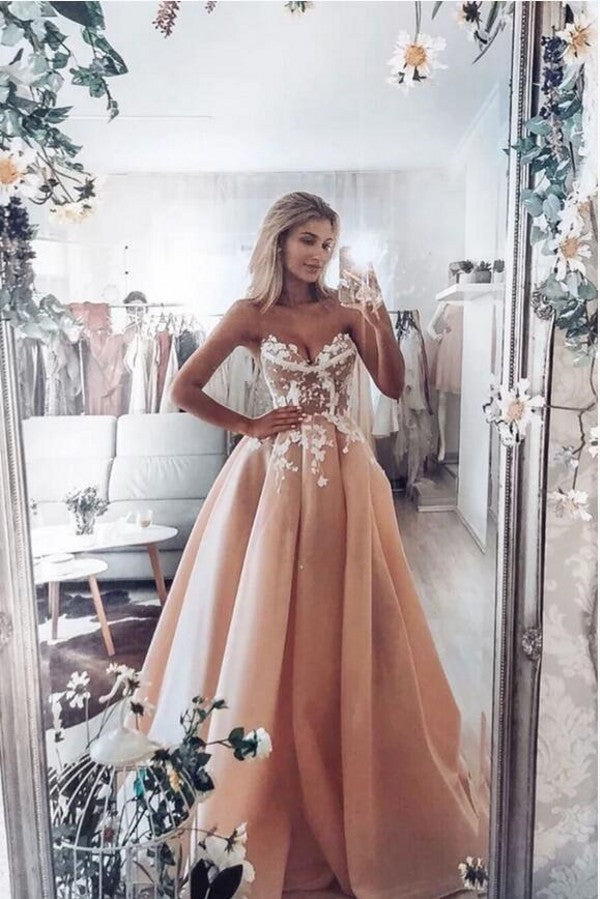 Robe de bal longue vintage en ligne A, décolleté cœur, volants et dentelle à applications