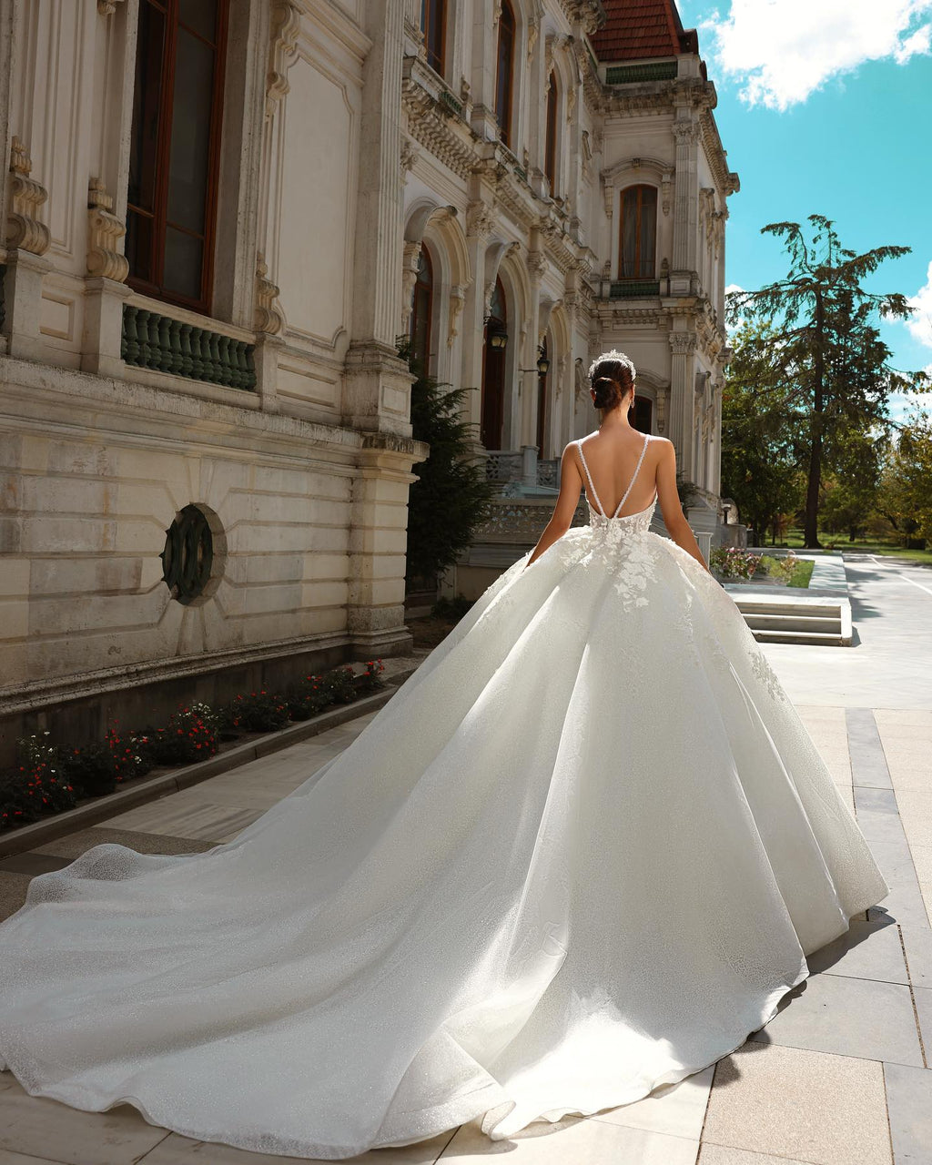 Abito da sposa bianco vintage con gonna ampia, spalline sottili in pizzo, senza maniche, con applicazioni e strascico