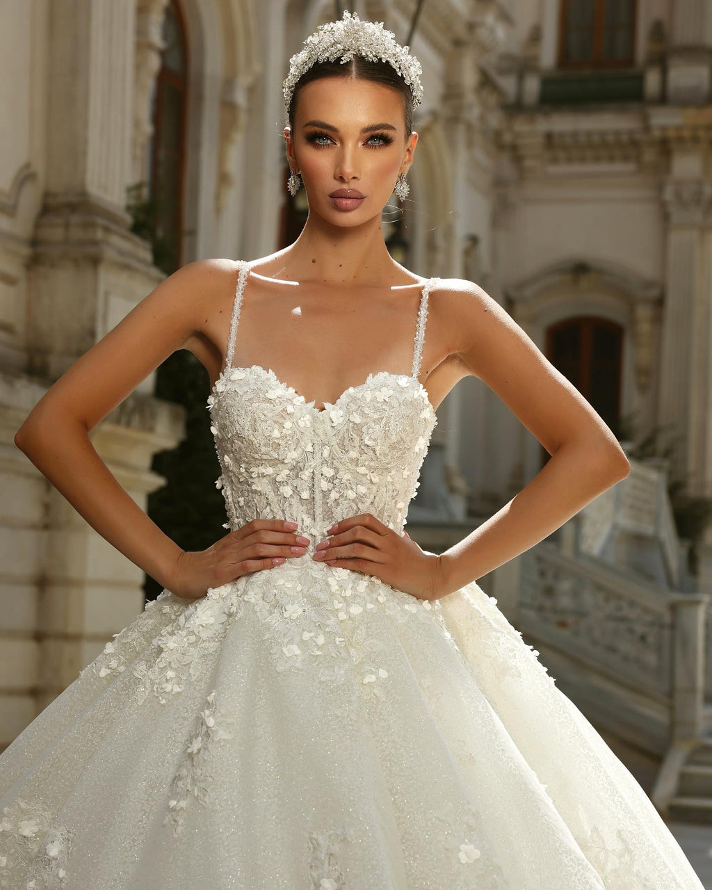 Abito da sposa bianco vintage con gonna ampia, spalline sottili in pizzo, senza maniche, con applicazioni e strascico