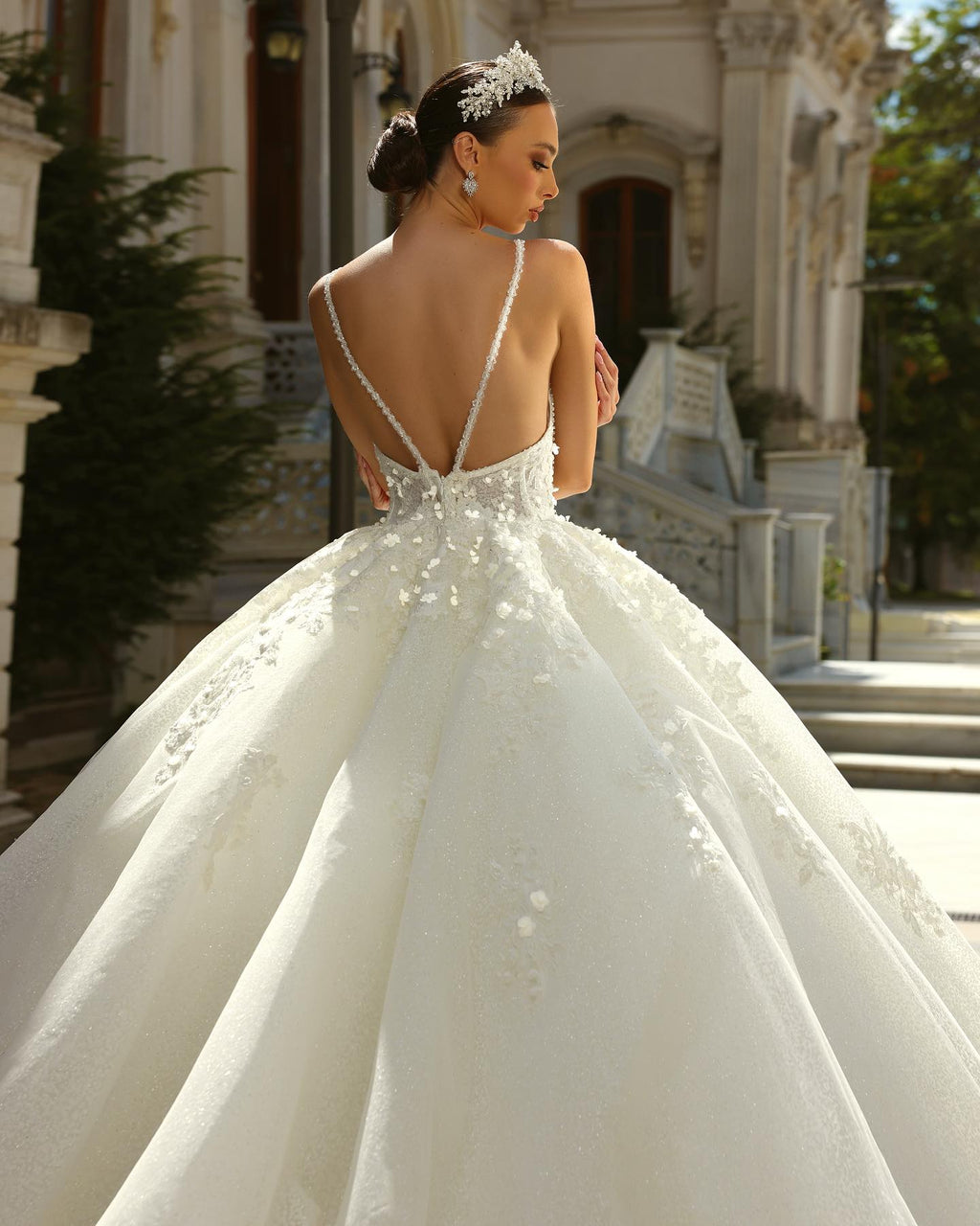 Abito da sposa bianco vintage con gonna ampia, spalline sottili in pizzo, senza maniche, con applicazioni e strascico