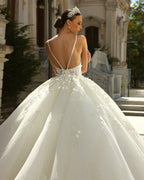 Abito da sposa bianco vintage con gonna ampia, spalline sottili in pizzo, senza maniche, con applicazioni e strascico