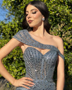 Abito da sera vintage in chiffon e raso con scollo a cuore, maniche a cappuccio e spacco con paillettes