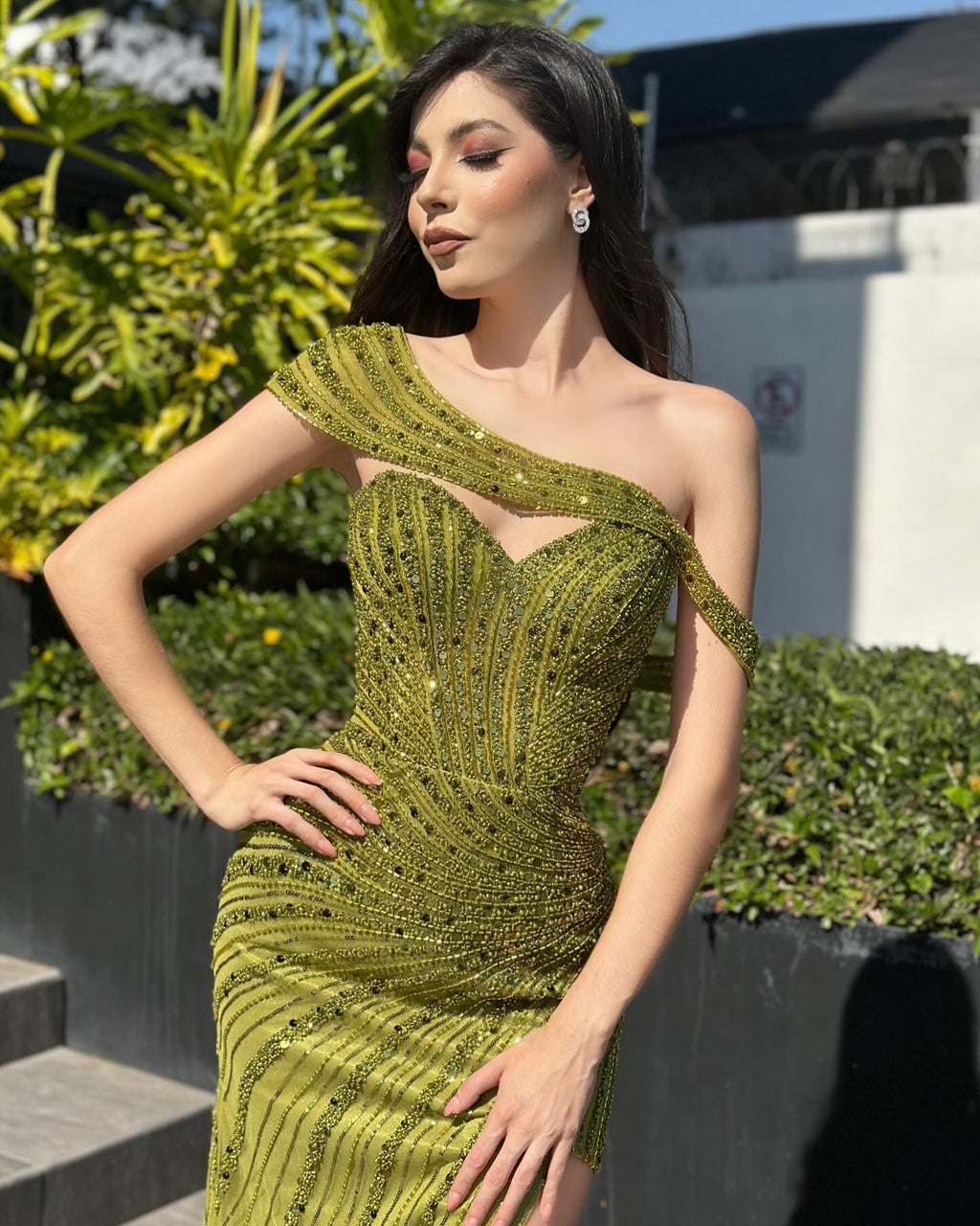 Abito da sera vintage in chiffon e raso con scollo a cuore, maniche a cappuccio e spacco con paillettes