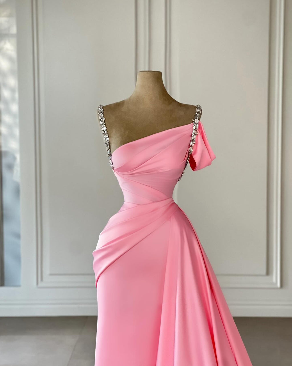 Robe de bal rose vintage en satin à col bardot sans manches avec strass