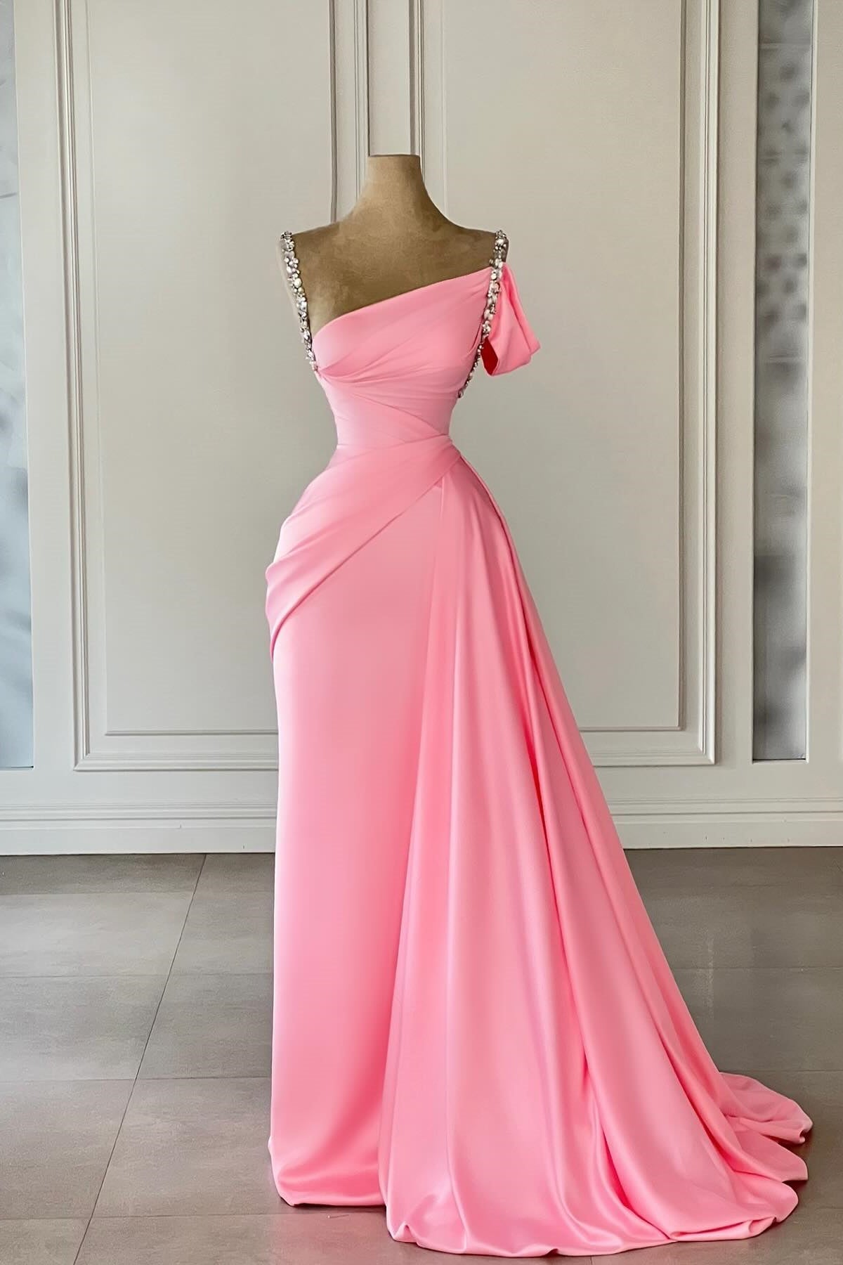 Robe de bal rose vintage en satin à col bardot sans manches avec strass
