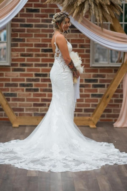 Vestido de Noiva Branco Vintage com Renda de Tule em Coluna, Alças Finas e Sem Mangas, com Aplicações e Cauda