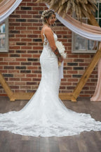 Vestido de Noiva Branco Vintage com Renda de Tule em Coluna, Alças Finas e Sem Mangas, com Aplicações e Cauda