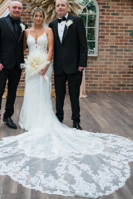 Vestido de Noiva Branco Vintage com Renda de Tule em Coluna, Alças Finas e Sem Mangas, com Aplicações e Cauda