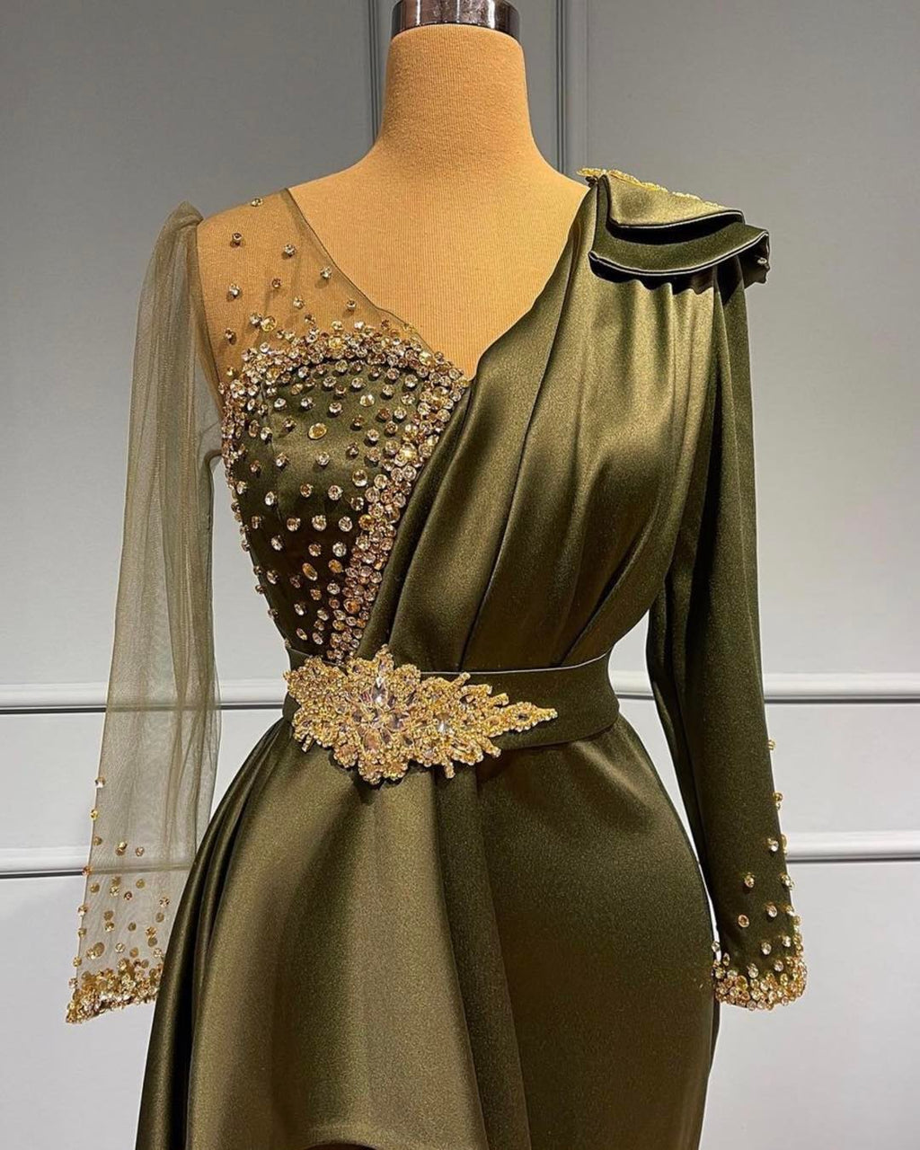Robe de bal vintage longue sirène en satin à col en V avec perles et manches
