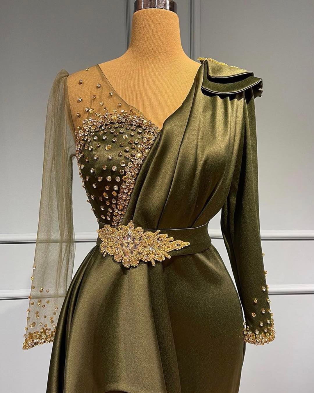 Robe de bal vintage longue sirène en satin à col en V avec perles et manches