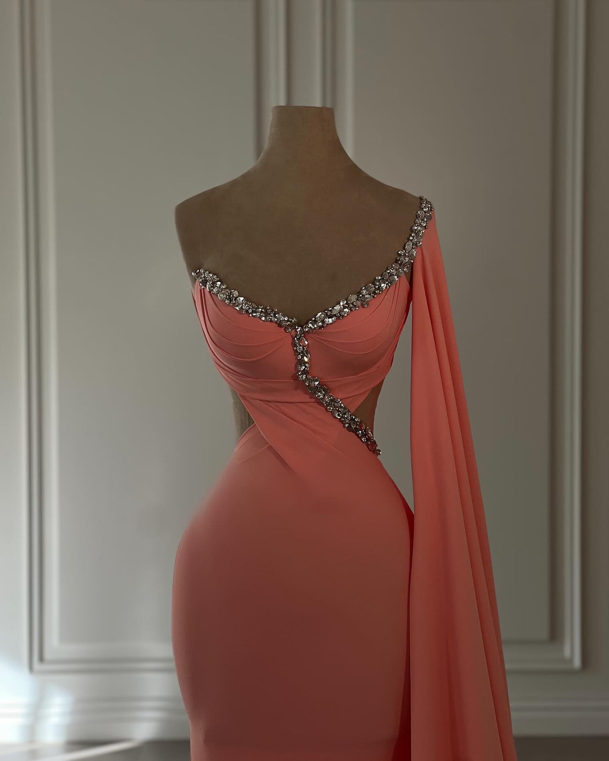 Abiti da cerimonia vintage in chiffon con scollo a barca, maniche a cappuccio e strass