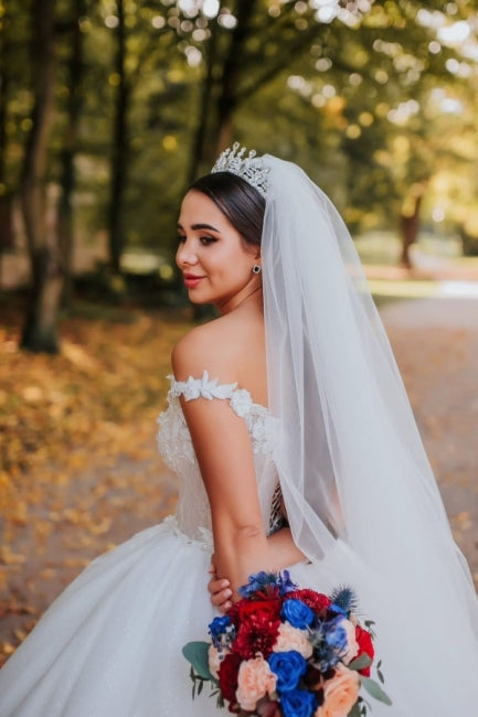 Abiti da sposa vintage principessa con scollo a V, senza maniche e spalle scoperte in pizzo