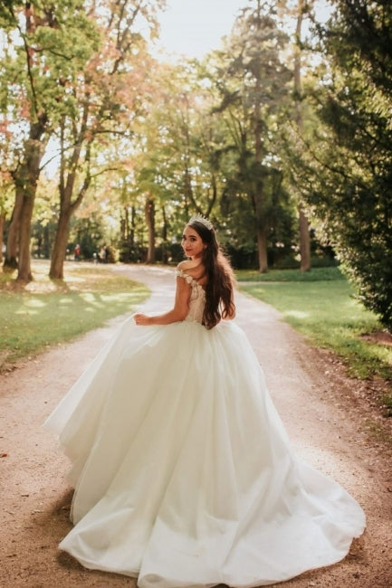 Abiti da sposa vintage principessa con scollo a V, senza maniche e spalle scoperte in pizzo