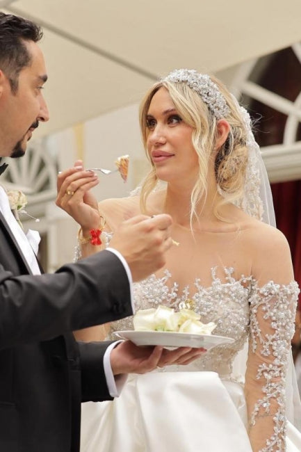 Abito da sposa vintage bianco a maniche lunghe in raso con pizzo