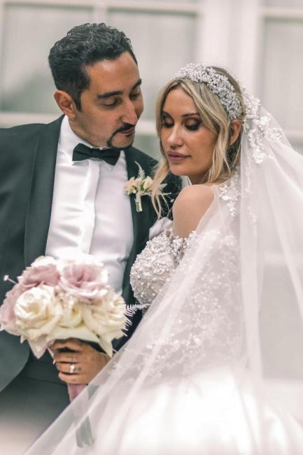 Abito da sposa vintage bianco a maniche lunghe in raso con pizzo