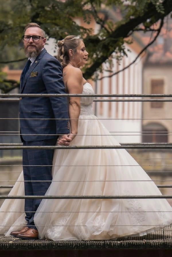 Vestido de noiva sem mangas em forma de coração marfim com aplicações