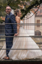 Vestido de noiva sem mangas em forma de coração marfim com aplicações