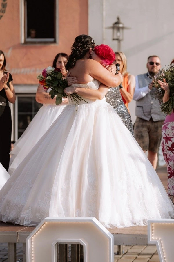 Vestido de noiva sem mangas em forma de coração marfim com aplicações