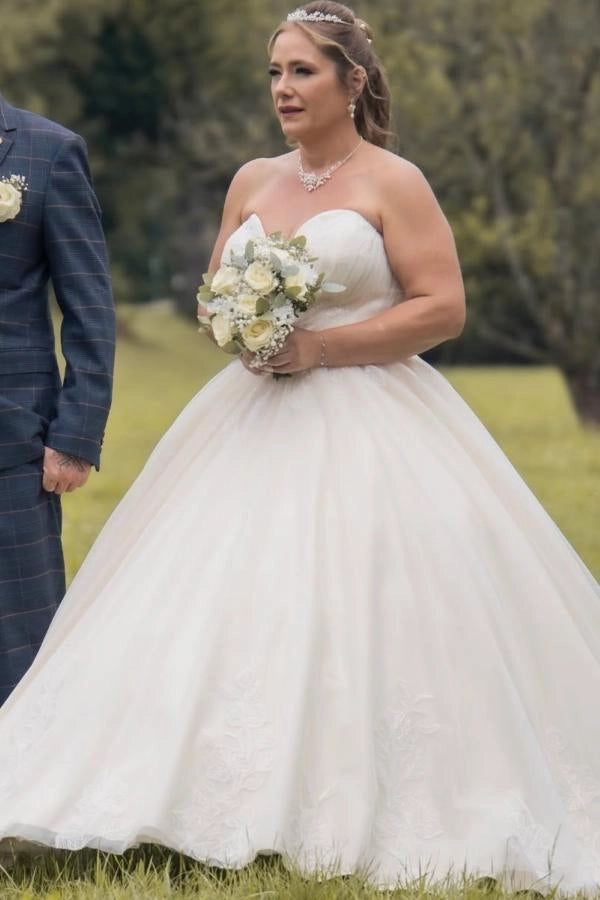 Vestido de noiva sem mangas em forma de coração marfim com aplicações