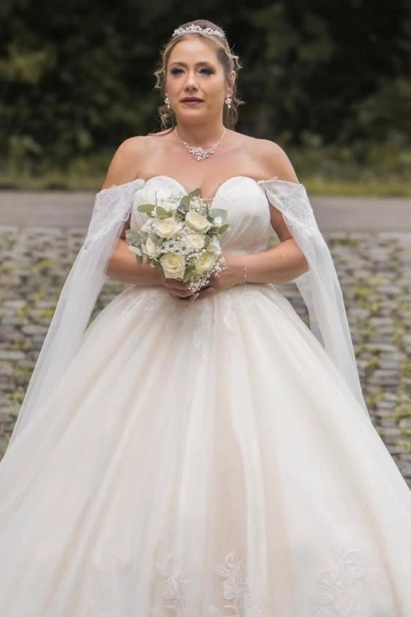 Vestido de noiva sem mangas em forma de coração marfim com aplicações