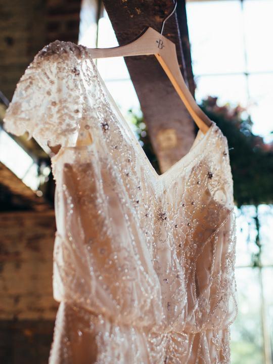 Vestidos de novia románticos de corte A con escote en V y cuentas, vestido de novia sexy de gasa