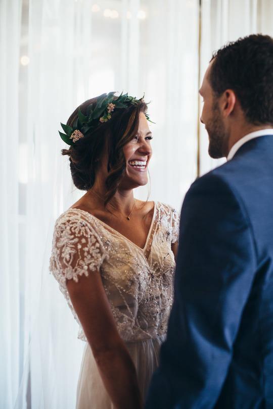 Vestidos de novia románticos de corte A con escote en V y cuentas, vestido de novia sexy de gasa