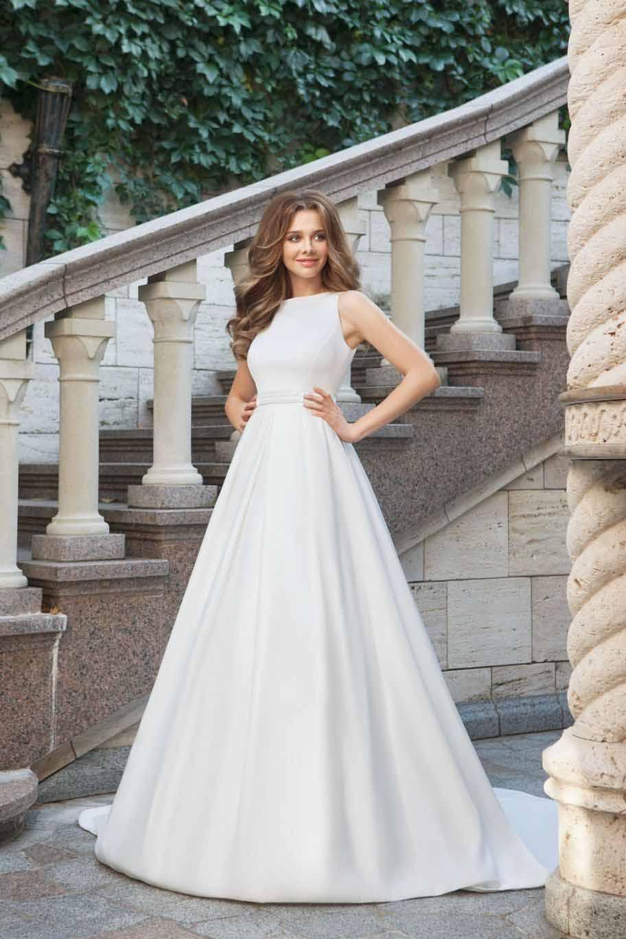 Vestidos de novia escote redondo, corte A, cola larga, sencillo, satén