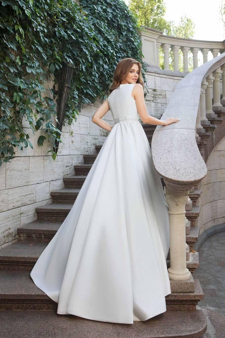 Vestidos de novia escote redondo, corte A, cola larga, sencillo, satén