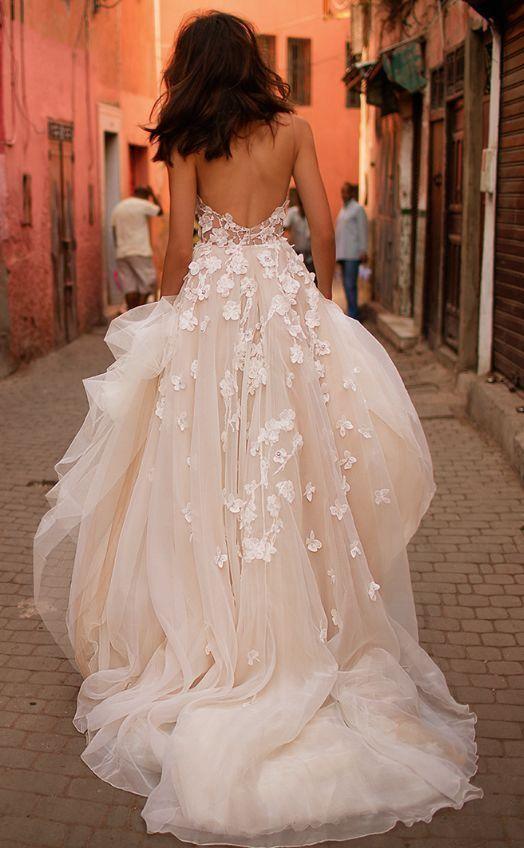 Robes de mariée bretelles ligne A dos nu traîne brosse tulle longue robe nuptiale