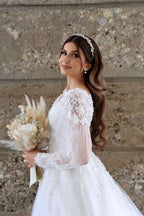Vestido de noiva branco em linha A com mangas compridas em tule e renda