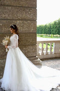Vestido de noiva branco em linha A com mangas compridas em tule e renda